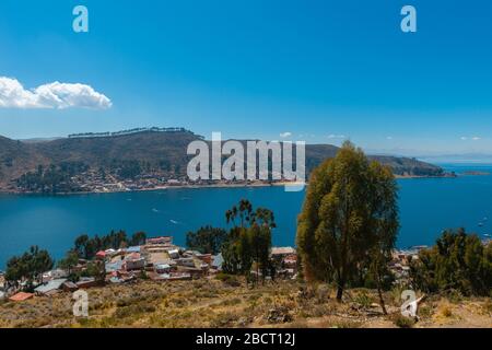 Die Straße von Tiquina mit San Pedro de Tiquina im Vordergrund, Tiquina, Halbinsel Copacabana, Department La Paz, Bolivien Stockfoto