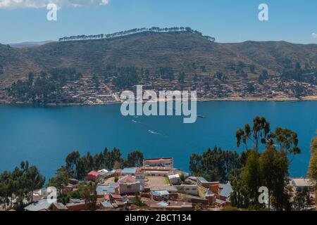 Die Straße von Tiquina mit San Pedro de Tiquina im Vordergrund, Tiquina, Halbinsel Copacabana, Department La Paz, Bolivien Stockfoto