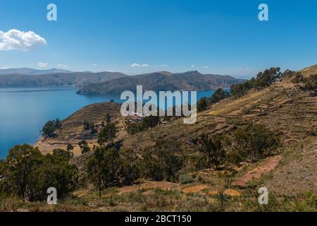 Die Straße von Tiquina mit San Pedro de Tiquina im Vordergrund, Tiquina, Halbinsel Copacabana, Department La Paz, Bolivien Stockfoto