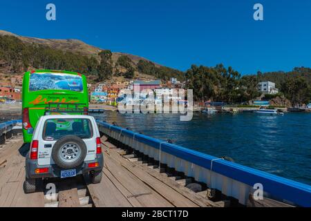 Die Autofähre, die San Pedro de Tiquina verlässt, über die Tiquina Strait, Tiquina, Department La Paz, Bolivien Stockfoto