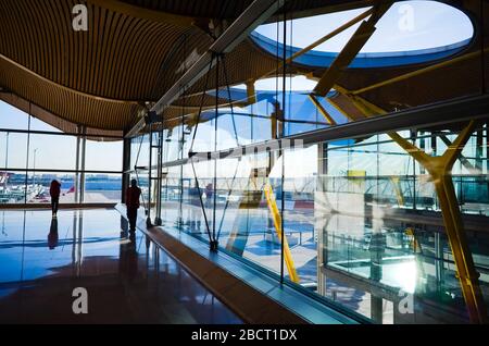 Innenansicht des internationalen Flughafens Madrid Barajas. Viele Reflexionen in Glasfenstern. Moderner Blick auf den Flughafen im internationalen Terminal T4. Stockfoto