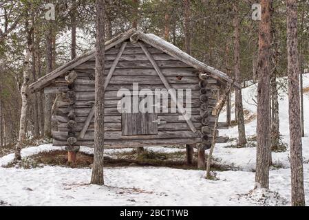 Altes Holzbarbcue-Haus mit kleiner Tür, typisch ländliche skandinavische Hausarchitektur Stockfoto