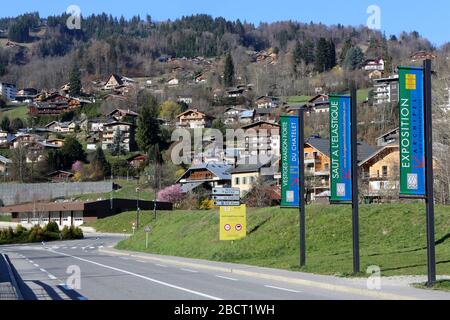 Vue sur la Station touristique de Saint-Gervais-les-Bains et la caserne des pompiers. Alpes françaises. Saint-Gervais-les-Bains. Haute-Savoie. Frankreich. Stockfoto