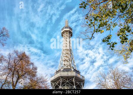 Prag, Tschechien - 26. OKTOBER 2019: Der berühmte Petrin Loookout Turm in Prag sieht aus wie der Eiffelturm Stockfoto
