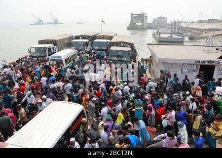 Mawa, Dhaka, Bangladesch. April 2020. Tausende von wiederverarbeiteten Kleidungsarbeitern aus dem ganzen Land waren in den letzten Tagen entweder gegangen oder nutzten alternative Transpirationsmethoden, um die Hauptstadt Dhaka zu erreichen, da die Eigentümer beschlossen hatten, die Fabriken inmitten einer staatlich erzwungenen weichen Abschaltung zu eröffnen, um zu verhindern, dass sich das neue Coronavirus weiter ausbreitet. Aber nach harschen Kritikpunkten war die BGMEA gezwungen, die Fabriken bis zum 11. April geschlossen zu halten. Den Arbeitern wurde gesagt, sie sollten nach Hause gehen, als sie am Sonntagmorgen in die Fabriken gingen, um sich der Arbeit anzuschließen. Diese photoss von Menschen, die in ihr Dorf hom zurückkehren Stockfoto