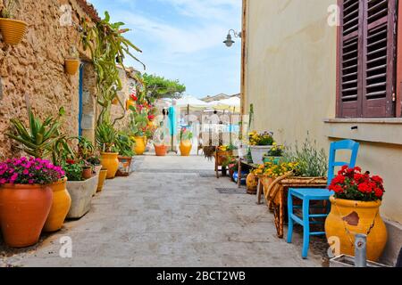 Marzameni, Italien. Eine enge Straße zwischen den bunten Häusern eines sizilianischen Dorfes Stockfoto