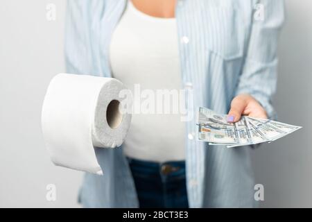 Unerkennbare Frau, Die Geld Und Toilettenpapier Über Weißem Hintergrund Hält Stockfoto