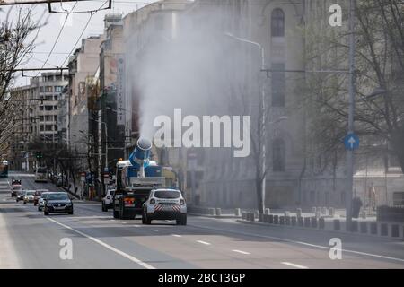 Bukarest, Rumänien - 28. März 2020: Pulverisierdesinfektionsmittel für Fahrzeuge auf den Straßen im Stadtzentrum von Bukarest während einer Stadtsperre aufgrund der Covid-19 Stockfoto