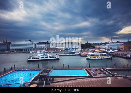 Helsinki, Finnland - 16. August 2019: Panorama des Südhafens von Helsinki. Fähren an der Uferpromenade des Marktplatzes. Allas Pool Stockfoto