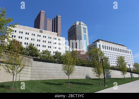 Brückenstruktur, Scioto River District Gerichtsgebäude, Supreme Court House Skyline, Genua Park Spaziergang Weg grüne Landschaft an einem sonnigen Tag in der Innenstadt Col Stockfoto