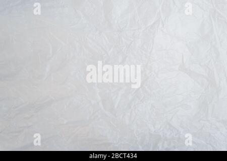 Zerknitterte, zerknitterte Papierbogentextur. Altes und verfallenes Papier mit Knicken und Dellen. Stockfoto