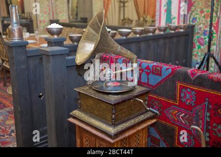 Altes Grammophon mit Platte oder Vinylscheibe auf Holzkiste. Goldenes Grammophon mit Scheibe auf Holzkiste . Retro Entertainment Concept.Gramophone ist eine Musik Stockfoto