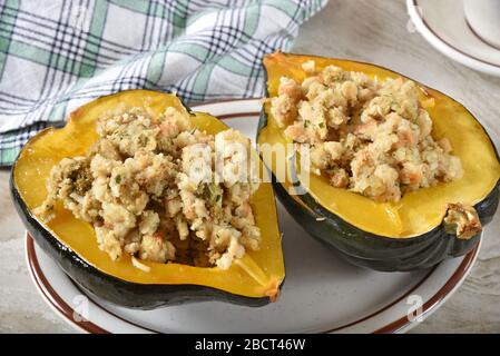 gourmet-putenbetäubung in gerösteten Eichel-Kürbis-Hälften Stockfoto