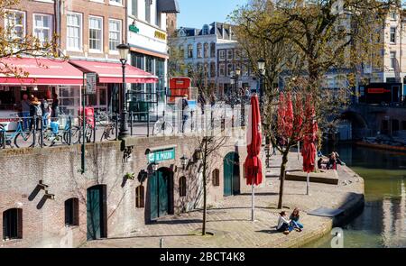 Blick auf das Stadtzentrum von Utrecht mit verlassenen Terrassen an der Oudegracht. Die Straßen sind wegen der Corona-Pandemie ruhig. Niederlande. Stockfoto