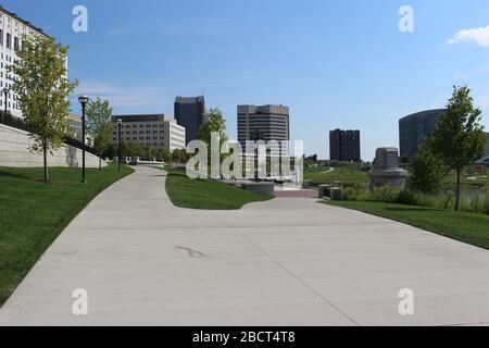 Brückenstruktur, Scioto River District Gerichtsgebäude, Supreme Court House Skyline, Genua Park Spaziergang Weg grüne Landschaft an einem sonnigen Tag in der Innenstadt Col Stockfoto