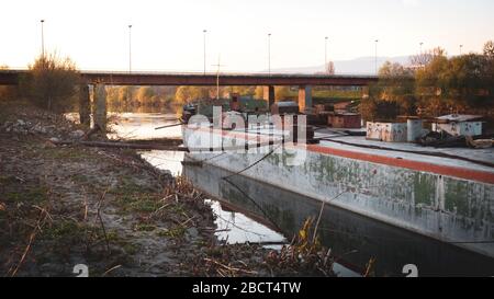 Zagreb Sava Fluss Alte, verlassene und verlassene, rostige Schiffe, am Südufer verankert, in der Nähe von Heizwerk. Stockfoto