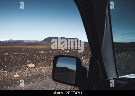 Highlands of Iceland - 07.06.2019: Auto fährt in Kerlingarfjöll. Schöne Aussicht hinter dem Lenkrad. Stockfoto