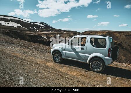 4WD Suzuki Jimny Auto Reisen Off Road in Landmannalaugar im Hochland von Island, Skandinavien, Europa. Der Ort ist berühmt für Sommer Outdoor-Trekking. Stockfoto