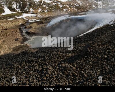 Ein Schlammtopf aus den heißen Quellen in Island in der Nähe von Reykjadalur Stockfoto