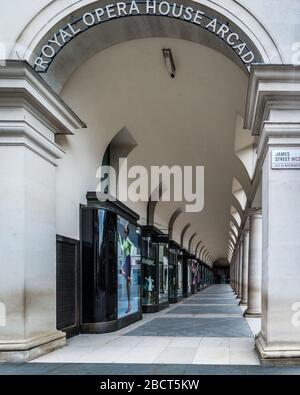 Eine verlassene Covent Garden Royal Opera House Arcade während der Londoner Lockdown. Stockfoto