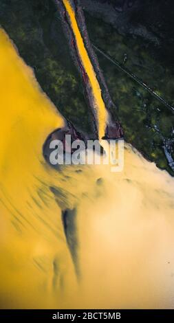 Drohnenperspektive auf den Gelben Gletschersee in Island mit einem braunen Flussbett. Gelber Fluss in den Ozean. Stockfoto