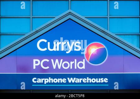 Hinweisschild für das Overhead-Logo vor einem Geschäft für Currys PC World und Carphone Warehouse, Irvine, Großbritannien Stockfoto