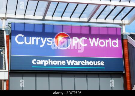 Hinweisschild für das Overhead-Logo vor einem Geschäft für Currys PC World und Carphone Warehouse, Irvine, Großbritannien Stockfoto