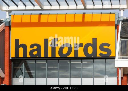 Halfords Logo oberhalb von Store Outlet, Prestwick, Großbritannien Stockfoto