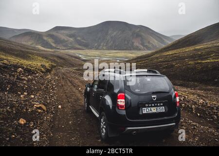 Allradantrieb Dacia Duster Auto Reisen Off Road in Landmannalaugar im Hochland von Island, Skandinavien, Europa. Der Ort ist berühmt für Sommer Outdoor-Trekking. Stockfoto