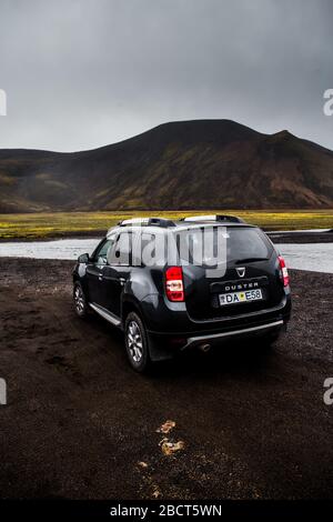 Highlands of Iceland - 07.08.2019: Jeep mit Allradantrieb steht mitten in einem grünen Tal im Hochland von Island auf den Straßen. 4x4 Dacia DUS Stockfoto