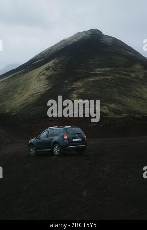 Highlands of Iceland - 07.08.2019: 4x4 Jeep Dacia Duster ist auf der Straße in Landmannalaugar. SUV auf dem Weg in die isländischen Highlands. Stockfoto