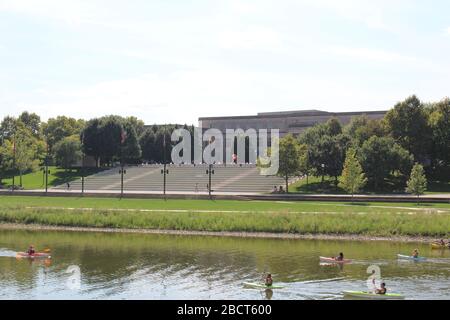 Brückenstruktur, Scioto River District Gerichtsgebäude, Supreme Court House Skyline, Genua Park Spaziergang Weg grüne Landschaft an einem sonnigen Tag in der Innenstadt Col Stockfoto