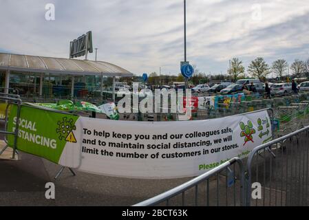 Soziale Distanzierung in Asda Stockfoto