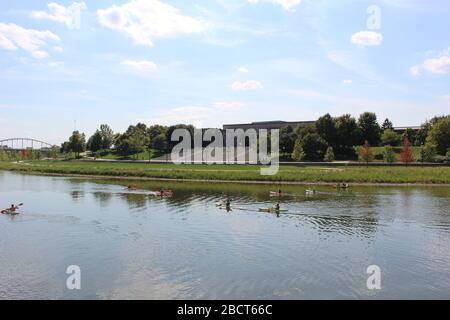 Brückenstruktur, Scioto River District Gerichtsgebäude, Supreme Court House Skyline, Genua Park Spaziergang Weg grüne Landschaft an einem sonnigen Tag in der Innenstadt Col Stockfoto