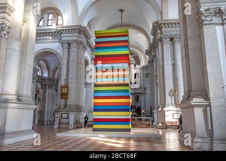 Opulente Himmelfahrt in der Kirche San Giorgio Maggiore, farbige gestapelte Rahmen erheben sich zehn Meter in die Luft direkt unter der zentralen Kuppel der Kirchen Stockfoto