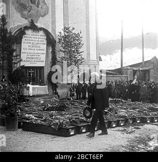 Madonna della Difesa Kirche Cortina d Ampezzo Italien 1921 italienische Soldaten Leichen aus Alpengräbern geborgen nach dem großen Krieg Madonna della Difesa Kirche Cortina d Ampezzo Veneto Italien La messa all'aperto davanti alla chiesetta della Madonna della Difesa a Cortina D'Apezzo Stockfoto