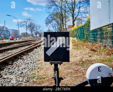 Steuerhebel und Fahrtrichtungsanzeiger an der Strecke einer Eisenbahnlinie für Güterzüge in einem Gewerbegebiet in Berlin, Deutschland. Stockfoto