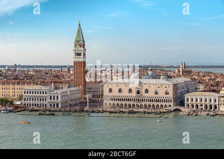 Luftaufnahme des Markusplatzes und des Dogenpalastes vom Glockenturm von San Giorgio Maggiore, Venedig, Italien Stockfoto