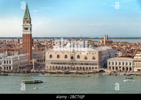 Luftaufnahme des Markusplatzes und des Dogenpalastes vom Glockenturm von San Giorgio Maggiore, Venedig, Italien Stockfoto