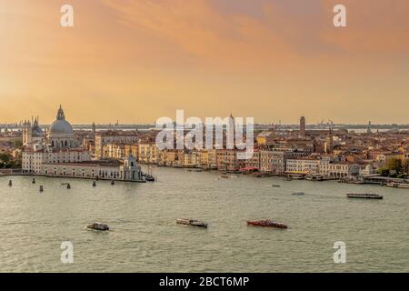Die Kuppel von Santa Maria della Salute am Eingang zum Canal Grande vom Glockenturm von San Giorgio Maggiore bei Sonnenuntergang, Venedig, Italien Stockfoto