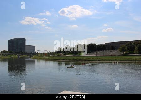 Brückenstruktur, Scioto River District Gerichtsgebäude, Supreme Court House Skyline, Genua Park Spaziergang Weg grüne Landschaft an einem sonnigen Tag in der Innenstadt Col Stockfoto