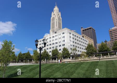 Brückenstruktur, Scioto River District Gerichtsgebäude, Supreme Court House Skyline, Genua Park Spaziergang Weg grüne Landschaft an einem sonnigen Tag in der Innenstadt Col Stockfoto