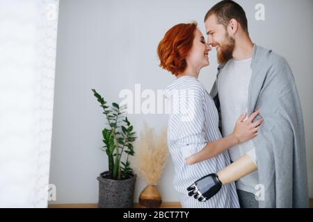 Glückliches Ehepaar verliebt sich zu Hause, steht dicht und fühlt sich Stockfoto