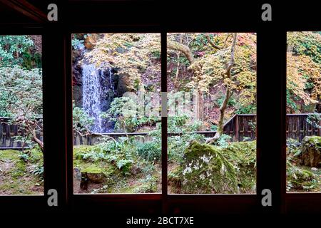 Blick auf den japanischen Garten durch das Fenster Stockfoto