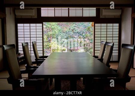 Japanischer Schrein mit Tisch und Schiebetüren zum Garten Stockfoto