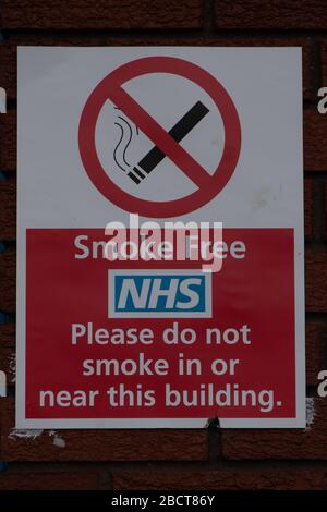 Rauchverbot vor dem NHS-Gebäude. West Midlands. GROSSBRITANNIEN Stockfoto