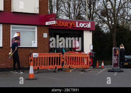 Sainsbury Local Shop während Coronavirus, Covid 19, Pandemie, April 2020 Stockfoto