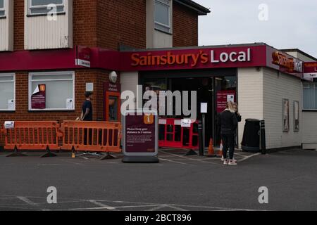 Sainsbury Local Shop während Coronavirus, Covid 19, Pandemie, April 2020 Stockfoto