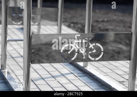 Leerer Fahrradparkplatz mit einem Schild mit dem Fahrrad auf einer Straße. Stockfoto