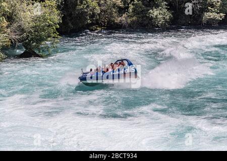 Jetboat dreht im Waikato River unterhalb der Huka Falls, Neuseeland, scharf Stockfoto